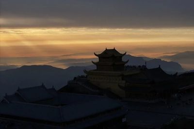 一秒心动,峨眉山这幅千里江山图,美上了热搜!